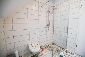 Koupelna v ubytování Apartments Rozalija + 24 fotografií