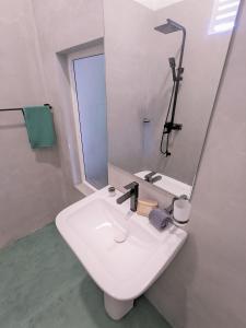 Vonios kambarys apgyvendinimo įstaigoje Namal Stay