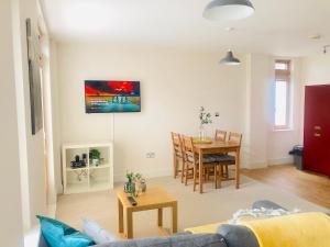 a living room with a couch and a table at Centre of Birmingham, 2 Bedroom - Perfect for Families, Group, or Business in Birmingham