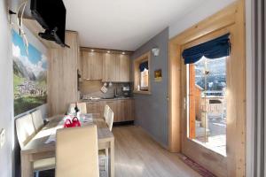 A kitchen or kitchenette at Baita del Sole Appartamento 3