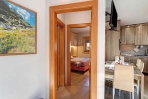 A kitchen or kitchenette at Baita del Sole Appartamento 3