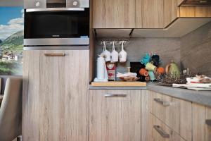 A kitchen or kitchenette at Baita del Sole Appartamento 3