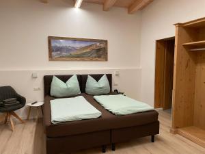 sala de estar con sofá y almohadas en Zimmer bei Landhaus Mayr en Maurach