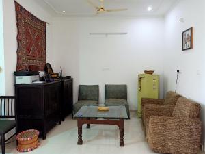 a living room with a couch and a coffee table at Hindupura Residency in Sawāi Mādhopur