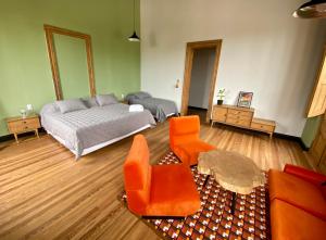 エスペランサにあるDia 32 Guest Houseのベッドルーム1室(ベッド1台、ソファ、テーブル付)
