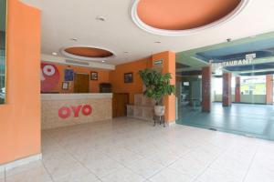 un hall de bureau avec un panneau oro sur le mur dans l'établissement OYO Hotel Totonacapan, Papantla, à Papantla