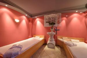 Rúm í herbergi á Hotel Enzian Paznaun