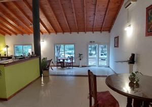 a kitchen and dining room with a table and chairs at Nuevo Hotel Aguada del Zorro in Merlo