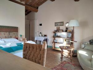 salon z łóżkiem i stołem w obiekcie Nocini di Maremma w mieście Tatti