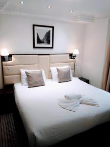 Een bed of bedden in een kamer bij Hotel Edward Paddington