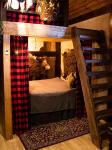 (( Šarlote ))的住宿－Hunter's Lodge，配有双层床的客房