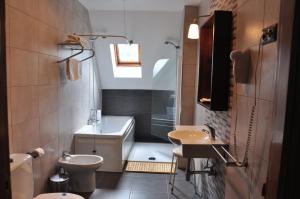 
a bathroom with a sink, toilet and bathtub at Hotel Campomar in Isla
