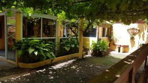 un edificio con una ventana con plantas. en Cabañas La Polaca 1 en Santa Clara del Mar