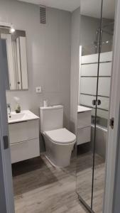 łazienka z toaletą, umywalką i prysznicem w obiekcie RentalSevilla Resitur II w Sewilli