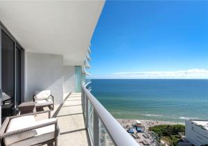 uma varanda com vista para o oceano em Hyde Resorts on Miami Hollywood by MRA em Hollywood