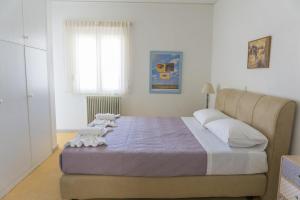 A bed or beds in a room at Sunny Apartment