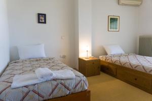 A bed or beds in a room at Sunny Apartment