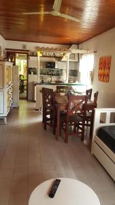 a kitchen and dining room with a table and chairs at Cabañas La Polaca 1 in Santa Clara del Mar