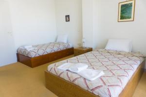 A bed or beds in a room at Sunny Apartment
