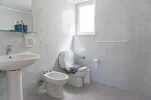 A bathroom at Sunny Apartment