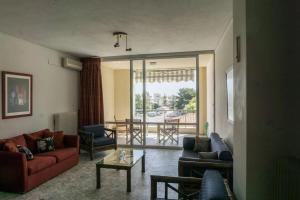 A seating area at Sunny Apartment
