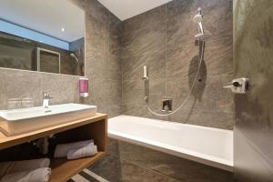 Baðherbergi á Hotel Enzian Paznaun