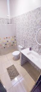 y baño con aseo, lavabo y bañera. en Coruja EcoGlamping en Sao Jorge