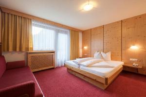 Rúm í herbergi á Hotel Enzian Paznaun