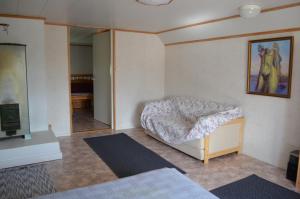 1 dormitorio con 1 cama y TV. en Sänkelä Cottage en Lämsä