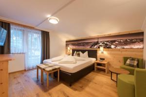 Rúm í herbergi á Hotel Enzian Paznaun