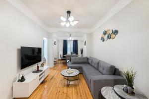 TV a/nebo společenská místnost v ubytování Porto Sea View Apartments - Kypriou