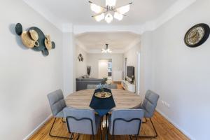 jadalnia ze stołem i niebieskimi krzesłami w obiekcie Porto Sea View Apartments - Kypriou w Salonikach