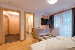 Rúm í herbergi á Hotel Enzian Paznaun