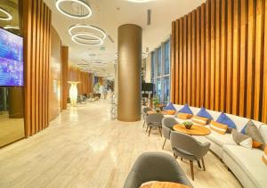 een lobby met banken en stoelen en een groot scherm bij Hyde Resorts on Miami Hollywood by MRA in Hollywood