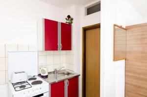 A kitchen or kitchenette at Apartment Nuncijata