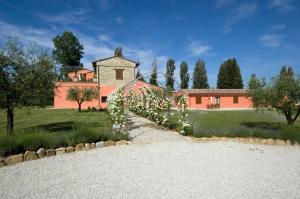 un giardino con luci bianche di fronte a un edificio di Agriturismo Casale Le Selvette a Ripa