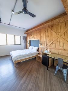 Schlafzimmer mit einem Bett und einem Schreibtisch in der Unterkunft Tra旅宿 in Taichung