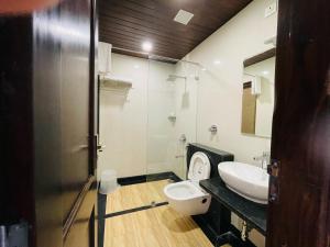 A bathroom at Clover Inn