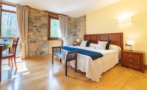 Tempat tidur dalam kamar di Hotel Rural El Pandal