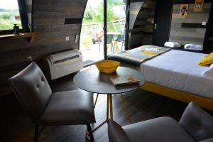 Postel nebo postele na pokoji v ubytování Lodges des grands crus