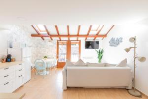 Ipar kale - baskeyrentals في موتريكو: غرفة معيشة مع أريكة بيضاء وطاولة