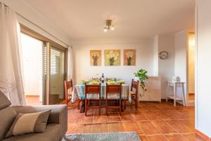 a kitchen and dining room with a table and chairs at MEDANO4YOU The Rosuca Holiday Home in El Médano