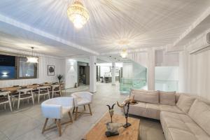 een woonkamer met een bank en een tafel bij Grand Resort Villa in Elefterna