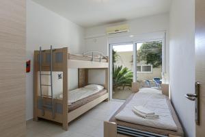 een slaapkamer met 2 stapelbedden en een balkon bij Plakias Panorama Homes in Plakias