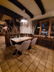 Pension de la Poste餐厅或其他用餐的地方