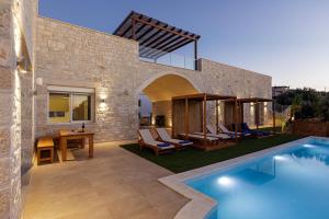 Casa con piscina y patio en Mandana Villa - With Private Pool & Jacuzzi en Agios Dimitrios