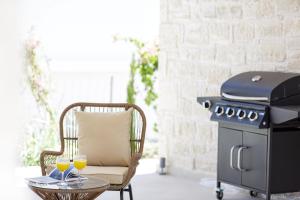 Foto sihtkohas Agios Dimitrios asuva majutusasutuse Mandana Villa - With Private Pool & Jacuzzi galeriist