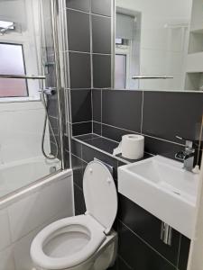 A bathroom at 24 Dryden Road - Beautiful 2 bed