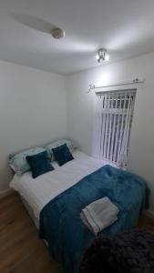 Tempat tidur dalam kamar di 24 Dryden Road - Beautiful 2 bed