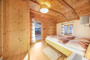 2 Betten in einem Zimmer mit Holzwänden in der Unterkunft Malgorerhof Sonja in Jenesien